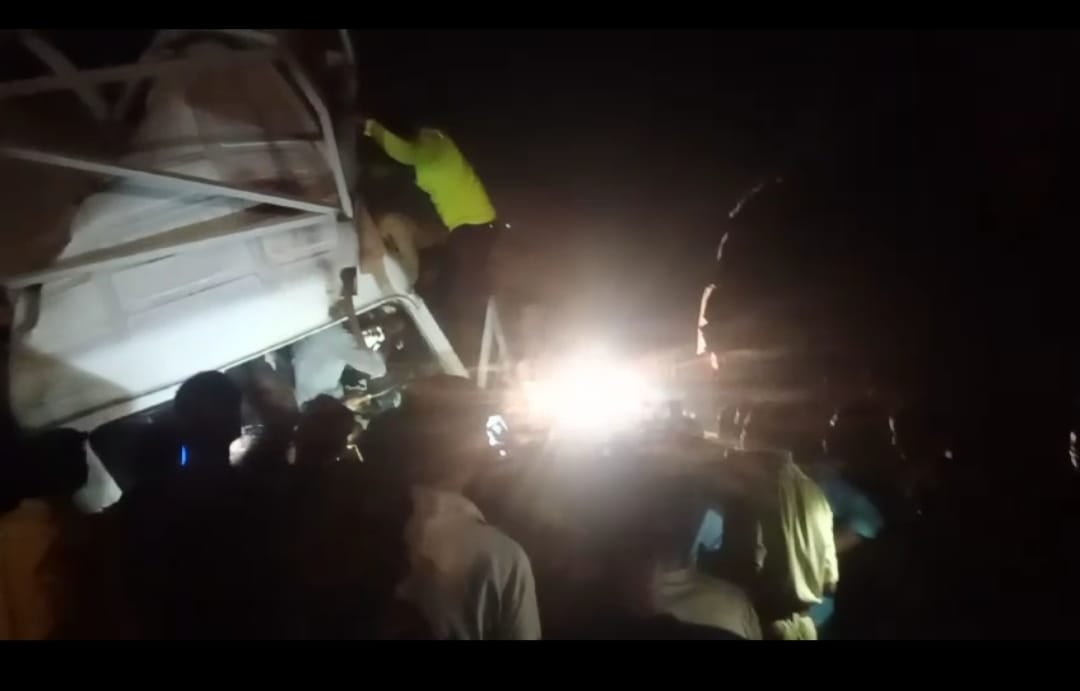 DHANBAD!!दहलने से बच गया बरवाअड्डा:टैंकर ने ट्रक को ठोका ,जानिए फिर क्या हुआ