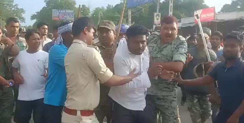 दुमका बस स्टैंड पर उपद्रवियों ने मचाया उत्पात,बस मालिकों ने अनिश्चितकालीन परिचालन किया बंद