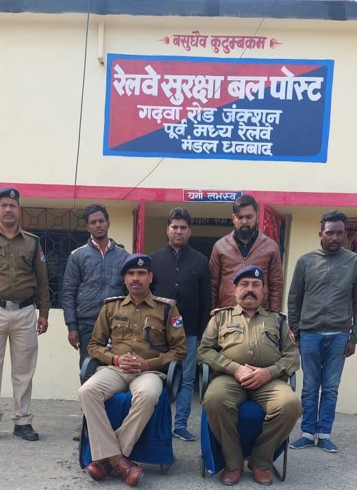 छूट गई ट्रेन तो यात्रियों ने काटा बवाल, फिर आरपीएफ ने ये किया