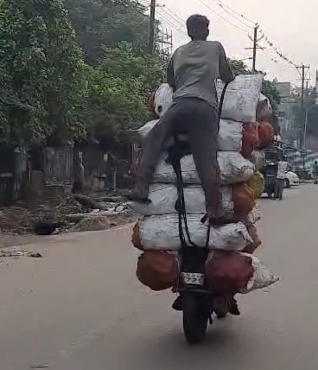 DHANBAD: कई थानों से गुजरती चोरी के कोयले से लदी बाइक का देखिये स्टंट