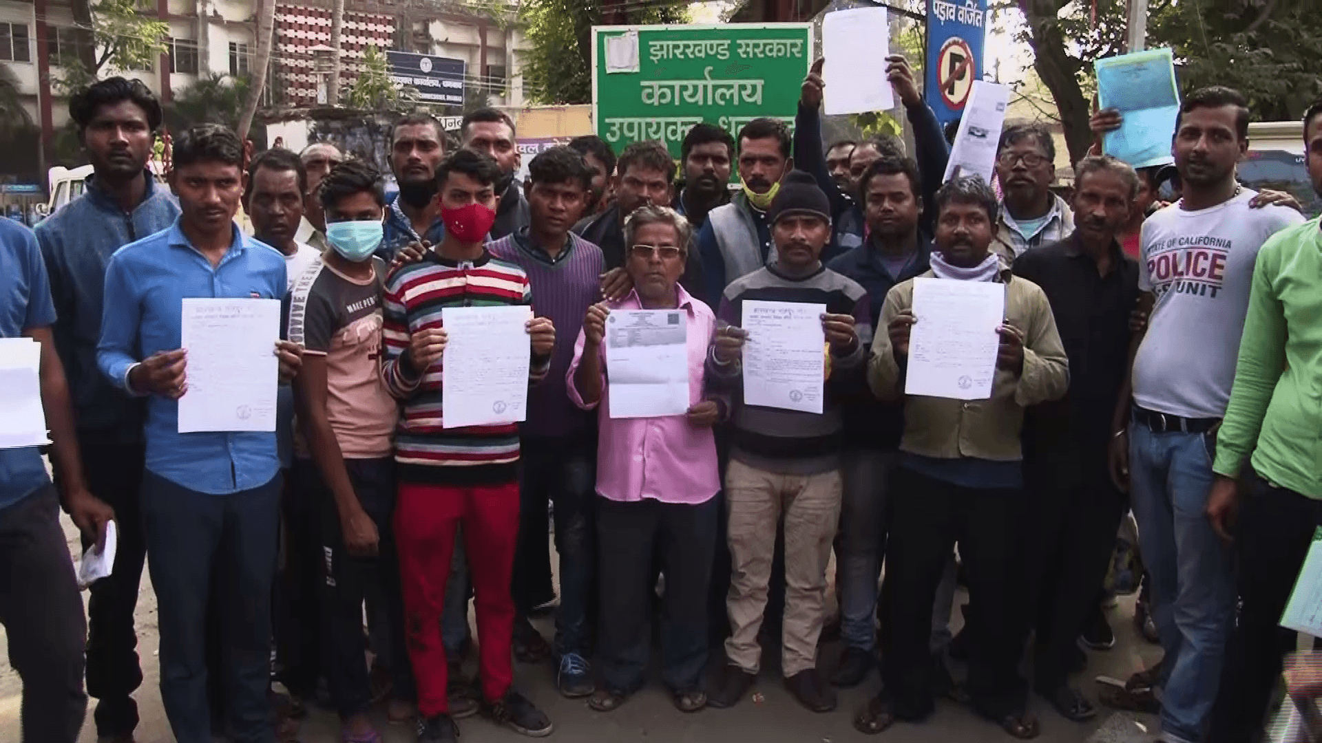 अपनी फरियाद लेकर ऑटो चालक पहुंचे डीसी ऑफिस, कहा मांगे पूरी करो, नहीं तो करेंगे हड़ताल