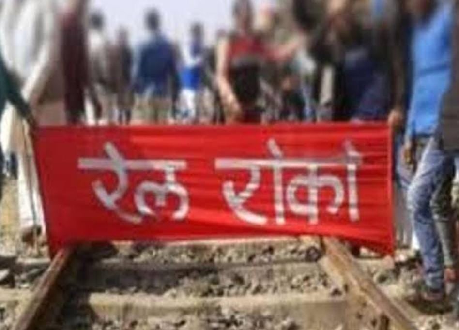 Saraikela: नीमडीह  में कुड़मी आंदोलन के दौरान पुलिस ने किया लाठीचार्ज, तो आंदोलनकारियों ने किया पथराव,जानें ताजा हालात