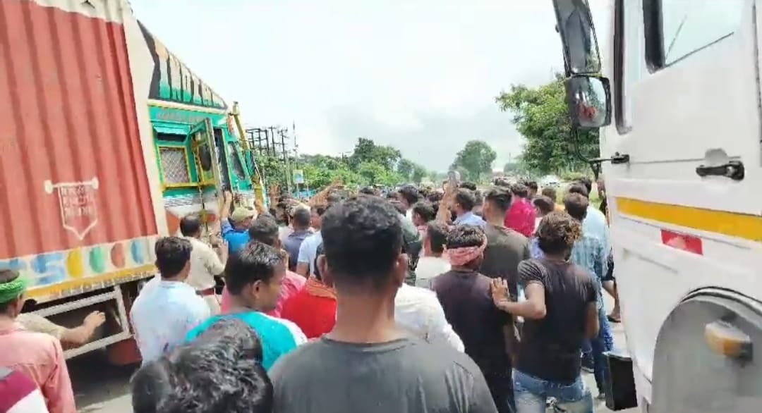 धनबाद के बरवाअड्डा में गोवंश लदा कंटेनर पकड़ाया, जानिए फिर क्या हुआ