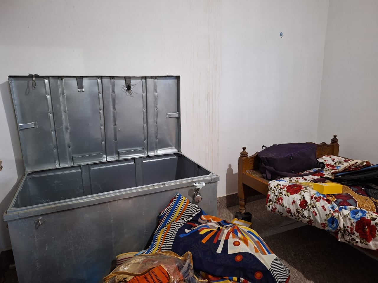 गिरिडिह: रातों-रात एक परिवार हुआ कंगाल, तीज मनाने गए थे पैतृक गांव और घर में हो गई चोरी