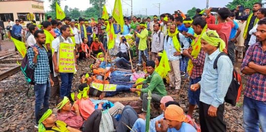 9 घंटे बाद रेलवे ट्रेक से हटे आंदोलनकारी,  कुड़मी समाज ने आंदोलन किया स्थगित, 25 तारीख को होगी वार्ता