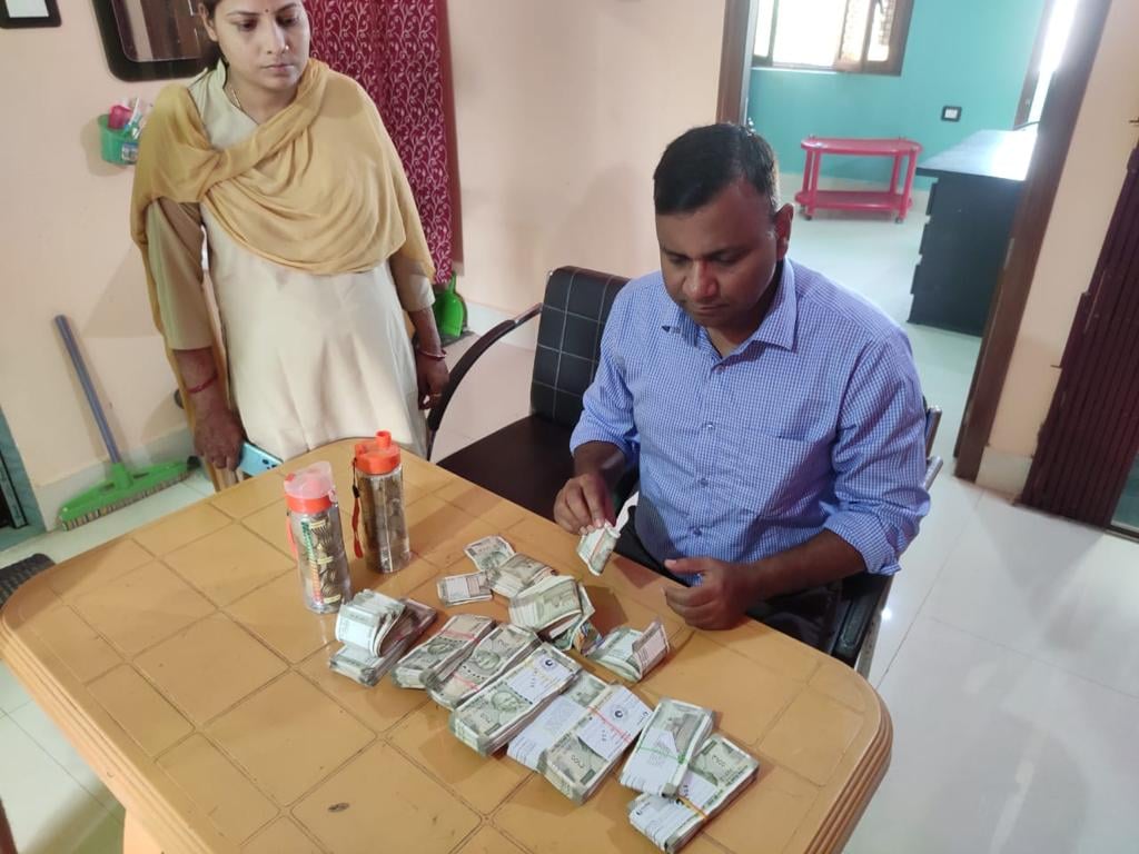 आय से अधिक संपत्ति मामले में विद्युत कार्यपालक अभियंता के ठिकानों पर SVU की छापेमारी, 25 लाख नगदी सहित कई दस्तावेज बरामद