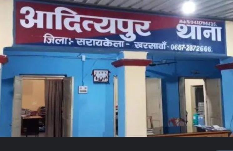 सरायकेला :चोरी के आरोप में लोगों ने युवक को जमकर धोया, पुलिस पहुंची तो बची जान