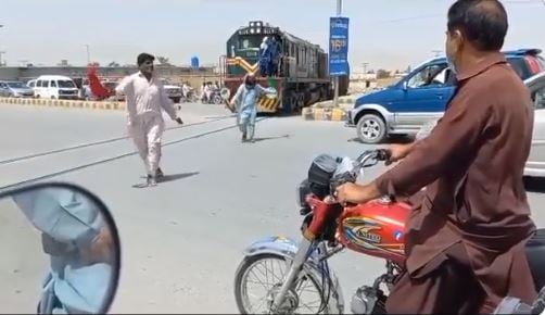 पाकिस्तान का फिर बना मजाक, लोगों के आगे मजबूर हुई ट्रेन, बजती रही हॉर्न लेकिन नहीं रुकी गाड़ियां
