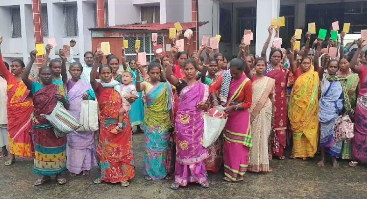 दुमका: सैकड़ों ग्रामीण पहुंचे समाहरणालय, कम खाद्यान्न देने का लगाया गया आरोप