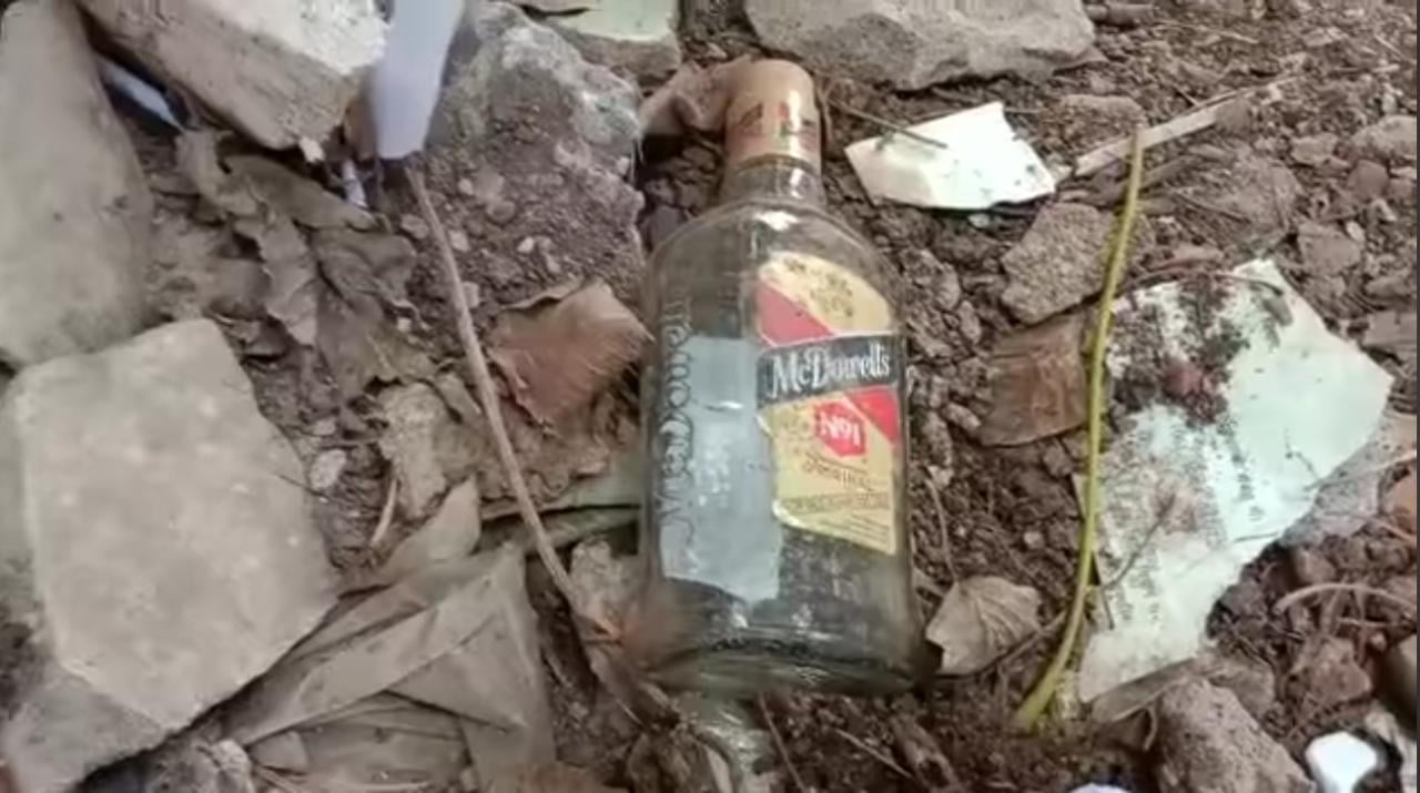 बिहार में शराब बंदी के सभी दावे फेल ! विधानसभा परिसर में ही मिली शराब की बोतलें !