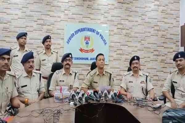 स्क्रैप व्यवसाई के आवास पर फायरिंग करने वाले तीन आरोपी गिरफ्तार, हथियार बरामद