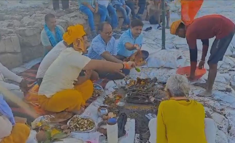 बगहा: प्रशासन से हारकर अब लोगों ने लिया भगवान का सहारा, नारायणी नदी के कहर से बचाव को लेकर की गई पूजा अर्चना