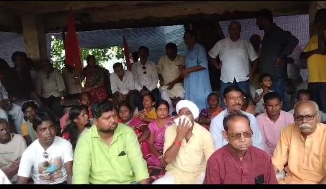 डीवीसी मैनेजमेंट के खिलाफ अनिश्चितकालीन धरना शुरू, प्रबंधन के खिलाफ जमकर की नारेबाजी