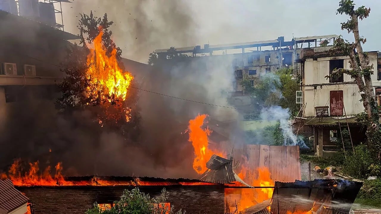 मणिपुर हिंसा- प्रदर्शनकारियों ने भाजपा कार्यालय में लगायी आग, लापता छात्रों की हत्या पर फूटा गुस्सा