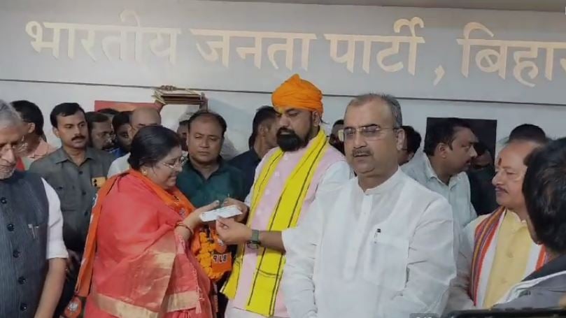 बक्सर में दूसरे दल के सैकड़ों कार्यकर्ताओं ने थामा बीजेपी का दमन, बीजेपी प्रदेश अध्यक्ष सम्राट चौधरी ने दिलाई सदस्यता
