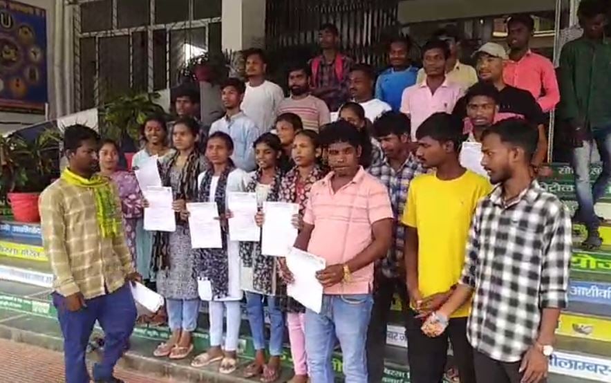 दुमका डीसी को छात्रों का अल्टीमेटम, रसोइया औऱ रात्री प्रहरी पर छात्रों ने काटा बवाल