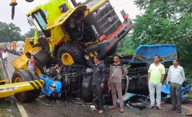 दर्दनाक सड़क हादसा : कब थमेगा रफ्तार का कहर ! ट्रेलर और ट्रक की भिड़ंत में एक की मौत