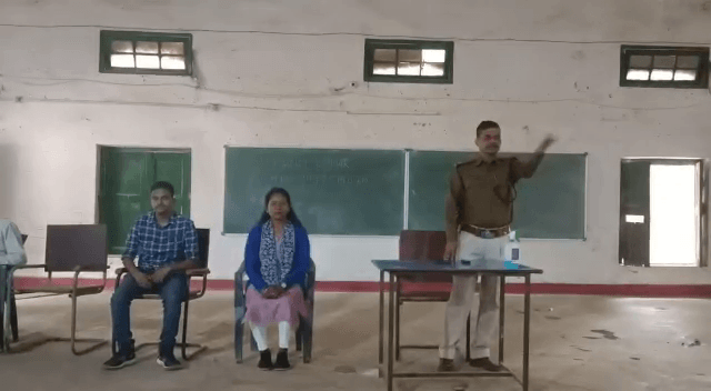 स्कूल कैंपस में पुलिस बता रही,  अंधविश्वास से रहें दूर, डायन बिसाही जैसी बातों पर नहीं करें एतबार