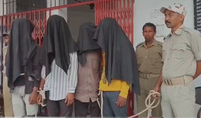 चतरा पुलिस को मिली कामयाबी, अपराध को अंजाम देने से पहले चार शातिर अपराधी गिरफ्तार, कारतूस समेत देशी कट्टा भी बरामद