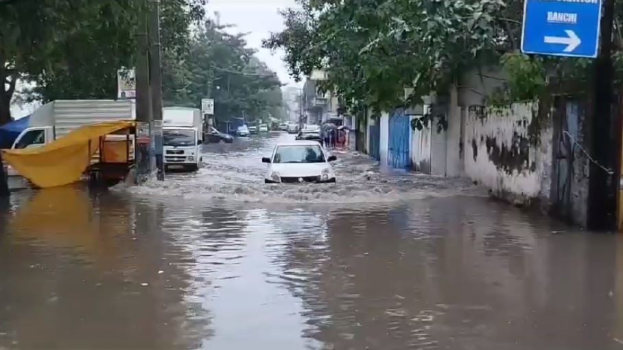 राजधानी में दो दिनों की बारिश ने खोली नगर निगम की पोल, सड़क के ऊपर बह रहा नाले का पानी