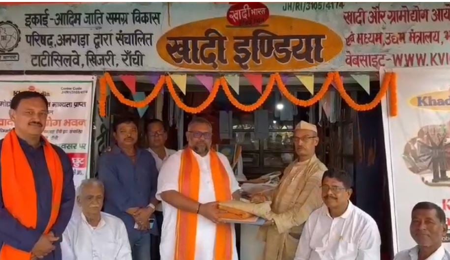 गांधी जयंती पर भाजपा नेताओं ने खरीदे खादी के वस्त्र, जानिए कौन-कौन रहे आगे