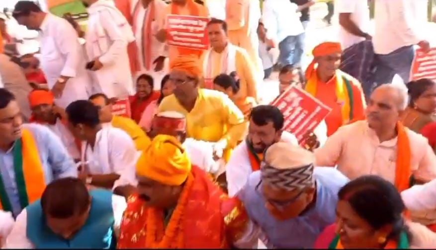 दरभंगा: धरना कार्यक्रम में टूटा मंच, बाल-बाल बचे नेता जी