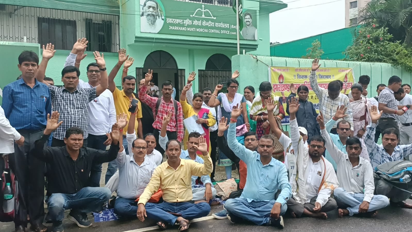 चुनावी वादा याद कराने पहुंचे सहायक अध्यापक को  झामुमो दफ्तर से धक्का मार कर निकाला! शिक्षकों में आक्रोश