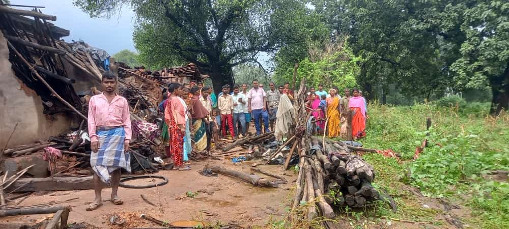 एक तरफ बारिश का कहर,तो दूसरी तरफ हाथियों का आतंक, ग्रामीणों सरकार से लगा रहे मदद की गुहार