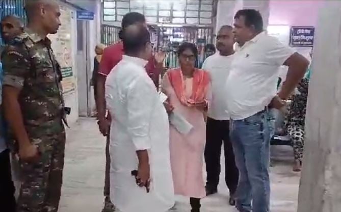 बिहार में JDU विधायक की दबंगई, हाथ में रिवाल्‍वर लेकर पहुंचे अस्‍पताल, ठोंक देने की दे डाली धमकी