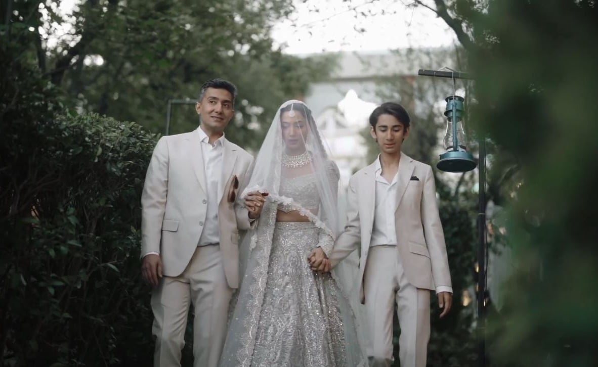 महिरा खान ने पोस्ट किया अपना वेडिंग वीडियो, पिता और बेटा हाथ पकड़ कर ले गए स्टेज, मां की शादी में ईमोशनल हुआ बेटा