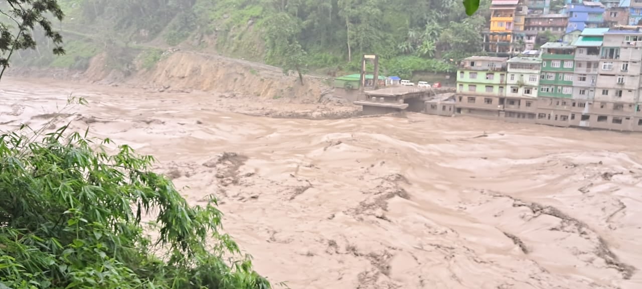 सिक्किम में बादल फटने से तीस्ता नदी में आई बाढ़, 23 सैनिक लापता