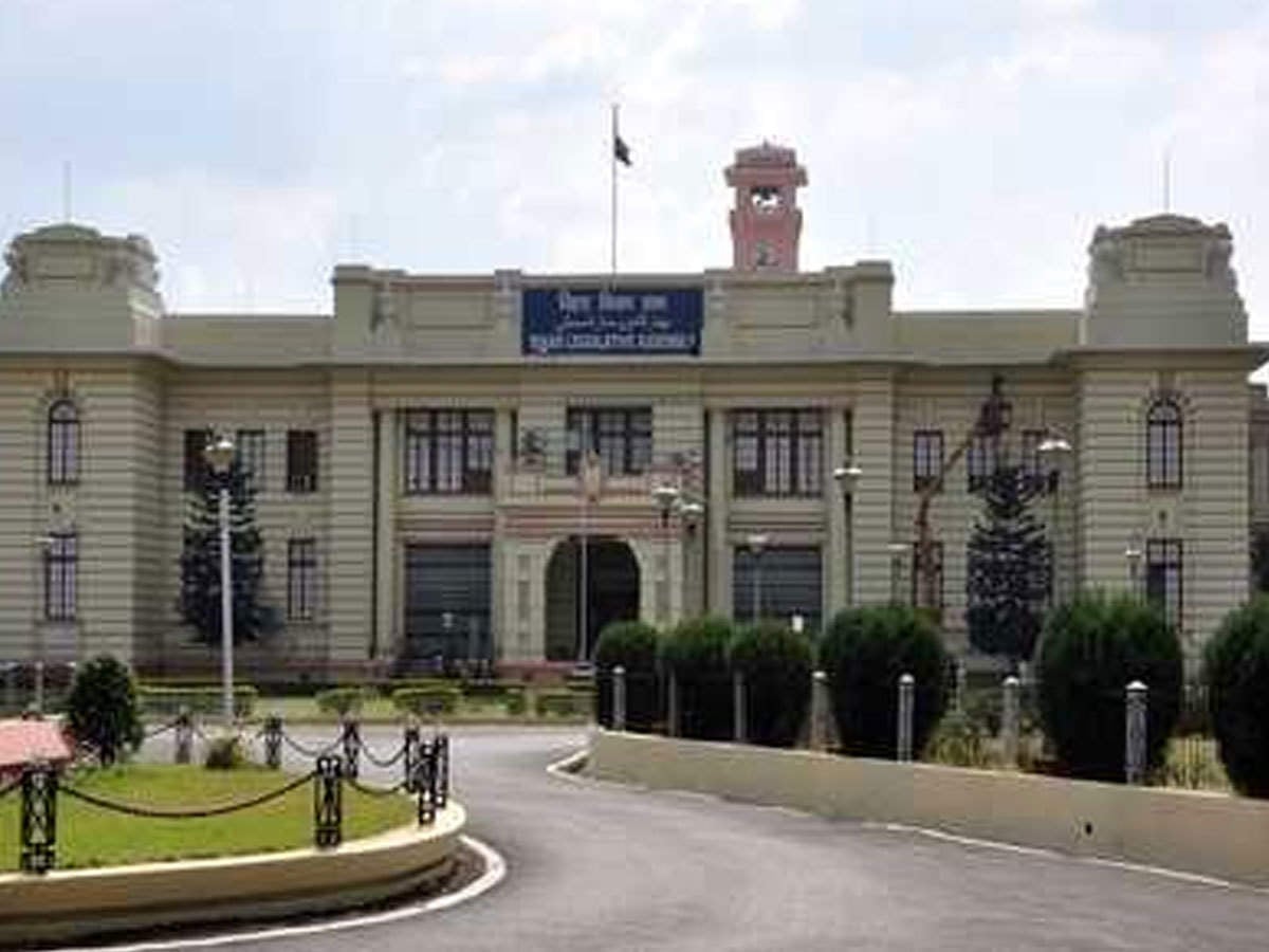 बिहार विधानसभा सत्र का तीसरा दिन : आज मनाने पहुंचे भाई, पर बनी नहीं बात
