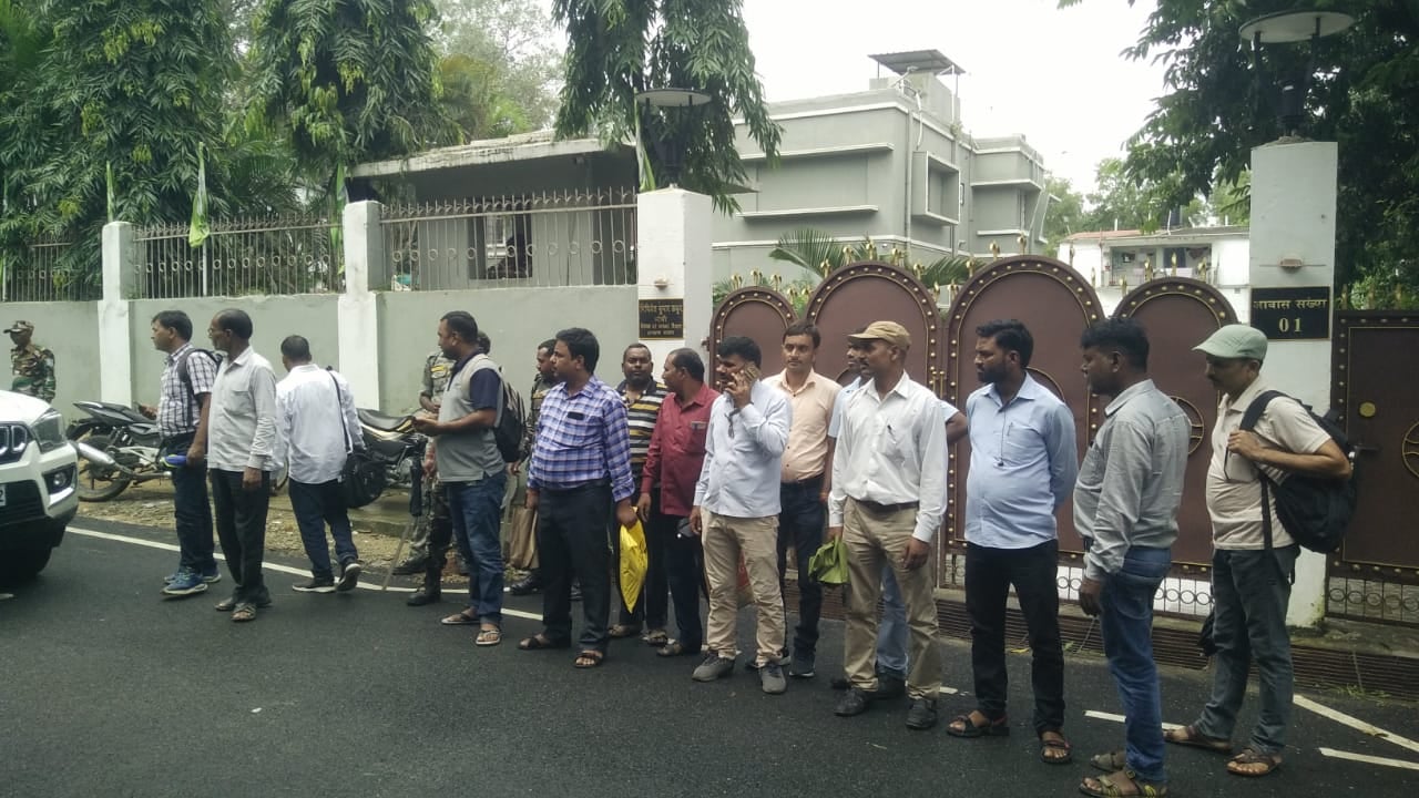 टेट पास पारा शिक्षकों का पारा हाई,मंत्री मिथलेश ठाकुर के आवास का किया घेराव,कहा- 15 नवंबर को पारा शिक्षक दिखाएंगे अपनी ताकत