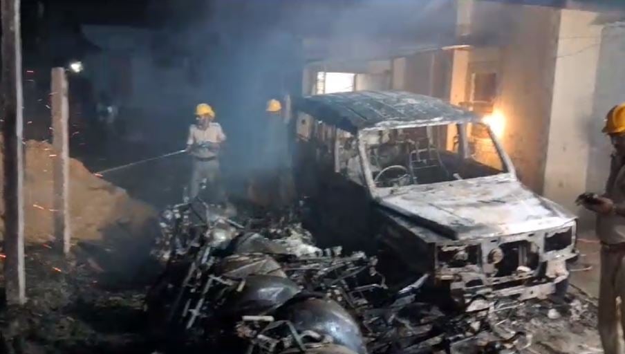 मुजफ्फरपुर: पुलिस छापेमारी में भागने के दौरान युवक की मौत, गुस्साए ग्रामीणों ने थाने में लगाई आग, कई गाड़ियों को किया आग के हवाले