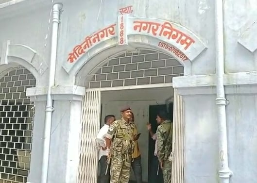 पलामू : नगर निगम के सिटी मैनेजर औऱ सर्ववेयर को एसीबी की टीम ने घूस लेते किया गिरफ्तार