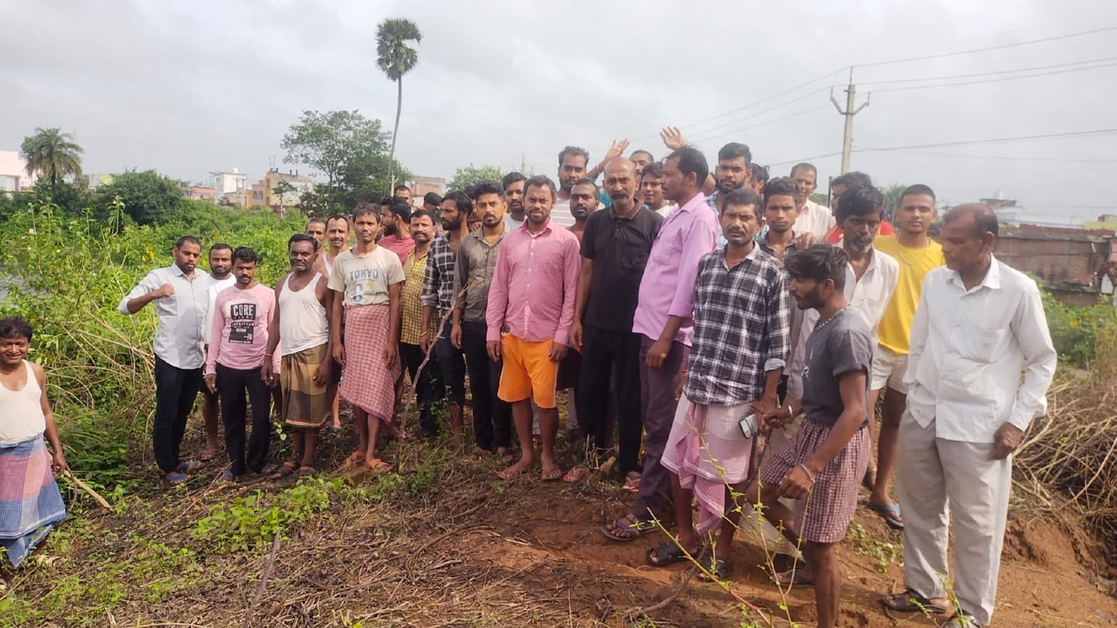 दुमका के तालाब पर भूमाफियाओं की नजर, कचरा डंप कर बेच रहे जमीन, SDO ने सीओ  को दिया जांच का निर्देश