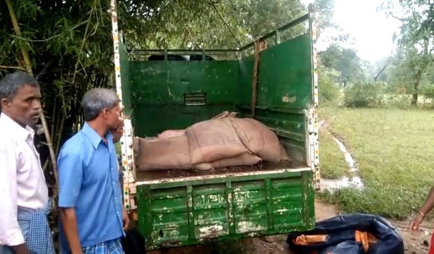 देवघर: बच्चों के निवाला पर प्रधानाचार्य का डाका, रंगे हाथ ग्रामीणों ने मध्यान भोजन का चावल बेचते पकड़ा