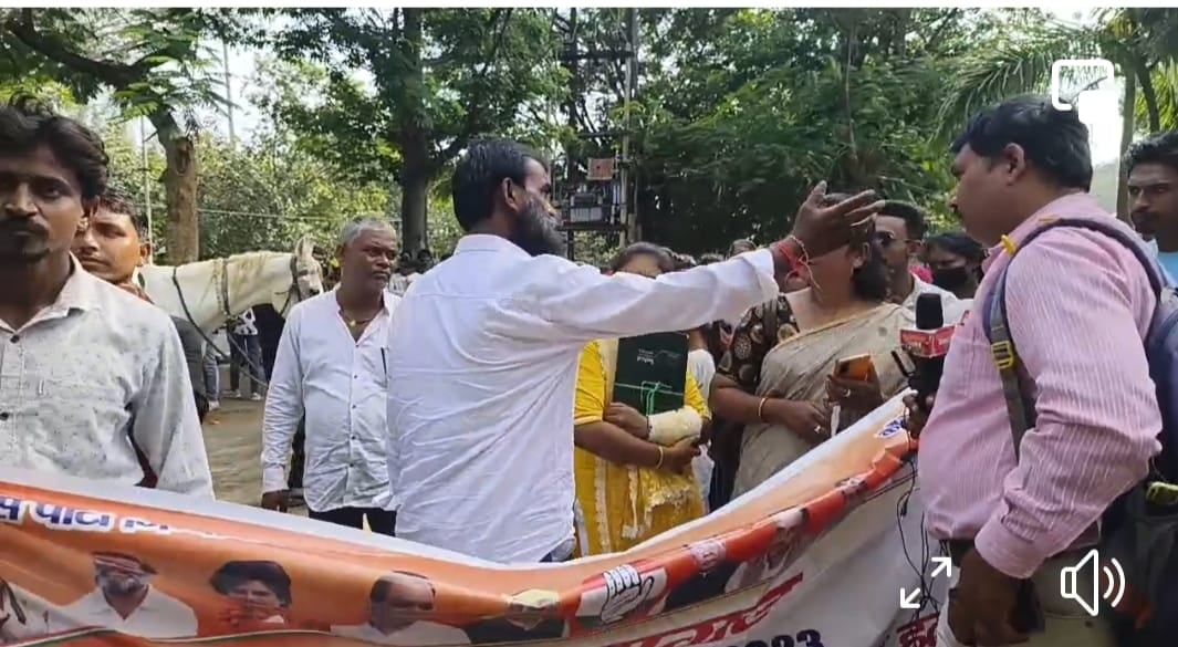 कांग्रेस में गुटबाजी का हाल: प्रदेश अध्यक्ष के खिलाफ धनबाद में बैठक तो रांची में धनबाद जिला अध्यक्ष के खिलाफ घोड़े के साथ प्रदर्शन