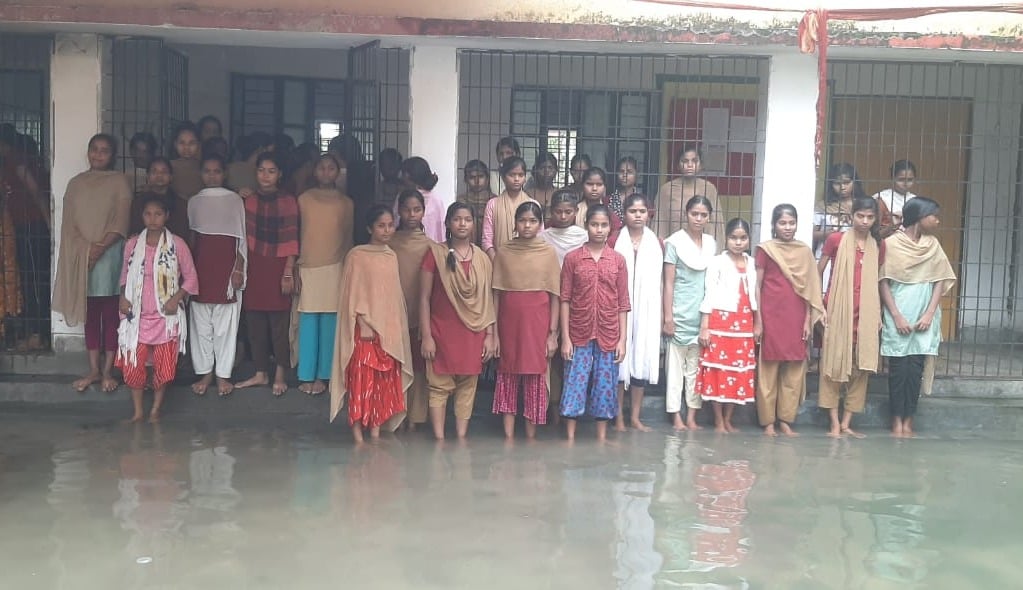 डेंगू के दहशत के बीच स्कूल में घुसा बारिश का पानी, कई छात्राएं हुईं बीमार