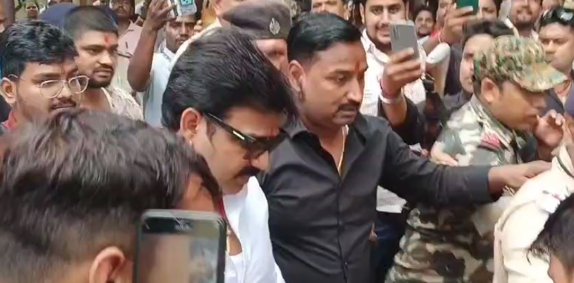 भोजपुरी सिंगर पवन सिंह पहुंचे आरा सिविल कोर्ट, पहली पत्नी ने किया था आत्महत्या वहीं  दूसरी पत्नी दे रही तलाक, जानिए पूरा मामला
