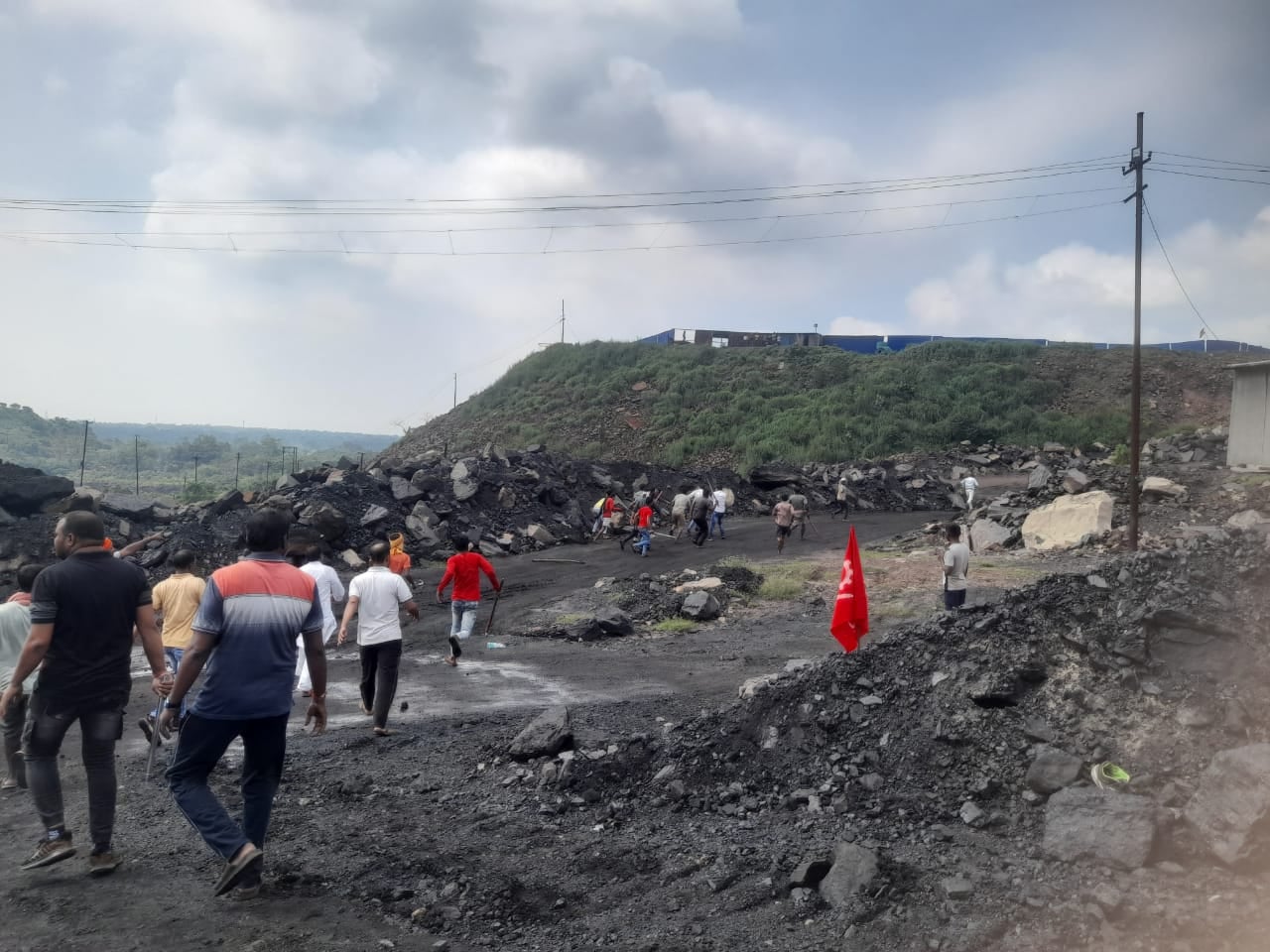ट्रक लोडिंग को लेकर फिर भिड़े सिंह मेन्शन और रघुकुल समर्थक, खूब चले लाठी -डंडे