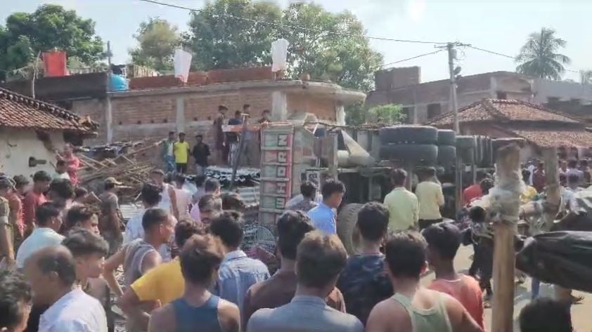 बेकाबू ट्रक ने सड़क किनारे खेल रहे तीन बच्चों को रौंदा, दो की मौत एक का अस्पताल में चल रहा इलाज