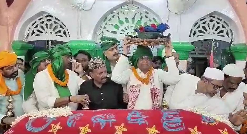 रिसालदार बाबा के चौखट पर कांग्रेस! प्रभारी ने चादर पोशी कर सूबे की खुशहाली और  CM हेमंत के लिए मांगी दुआ