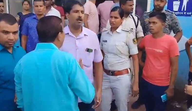 अस्पताल बना अखाड़ा: डॉक्टर और विधायक में बीच हुई झड़प, डॉक्टर ने गाली गलौज कर गला दबाने का लगाया आरोप