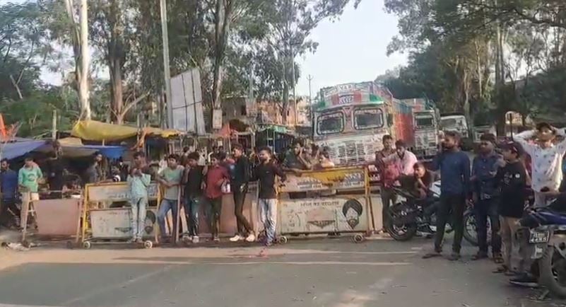 लातेहार: विद्यालय के समीप नाबालिग युवती का अपहरण, घंटों बाद भी नहीं मिला सुराग तो परिजनों ने किया सड़क जाम