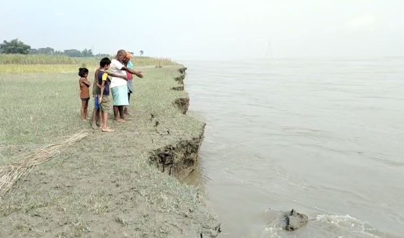 बगहा में एक बार फिर से गंडक नदी का रौद्र रूप, ग्रामीण प्रशासन से बचाव कार्य शुरू करने की कर रहे मांग