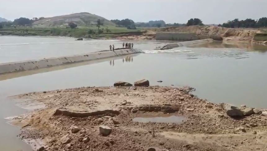 गुमला में हर घर नल योजना पूरी तरह फ्लॉप, चेक डैम टूटने से ग्रामीणों की उम्मीद पर फिरा पानी