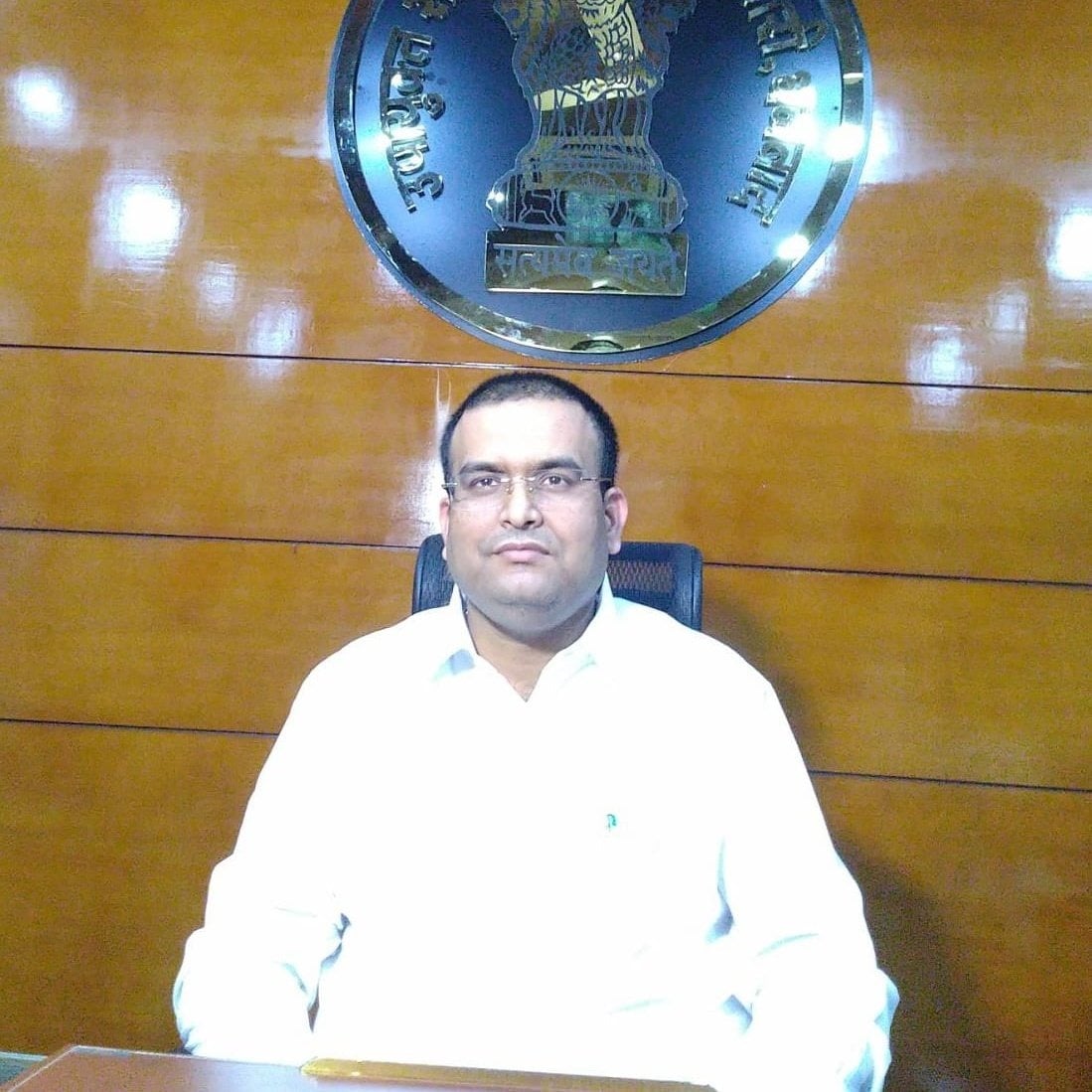 धनबाद और गोविंदपुर के सीओ के वेतन पर रोक का डीसी ने दिया आदेश