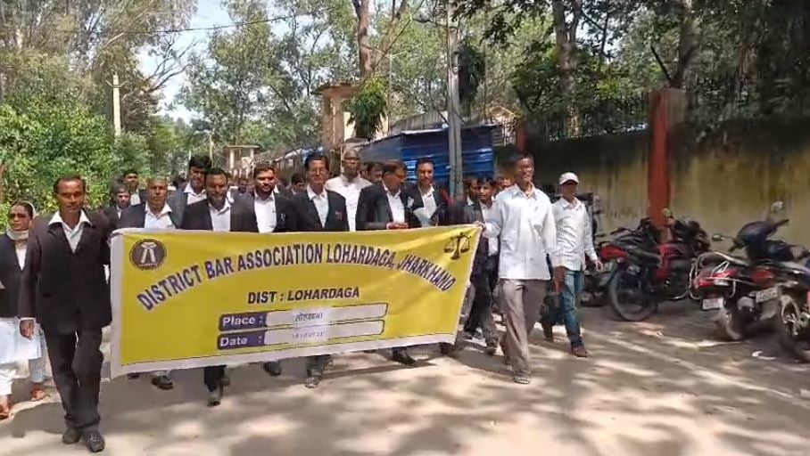 लोहरदगा : अधिवक्ता को थप्पड़ मारने का मामला पकड़ा तूल, झारखंड सरकार से की कार्रवाई की मांग