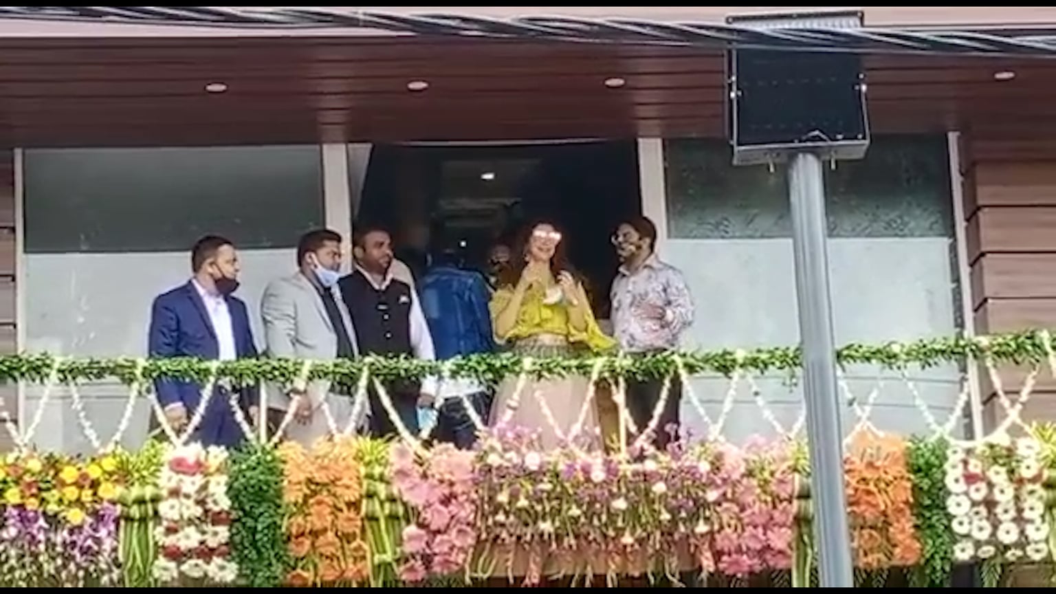 अभिनेत्री की एक झलक पाने के लिए बेकाबू हुए फैंस, कोरोना गाइनलाइन की उडी धज्जियां, डीसी ने दिया जांच का आदेश